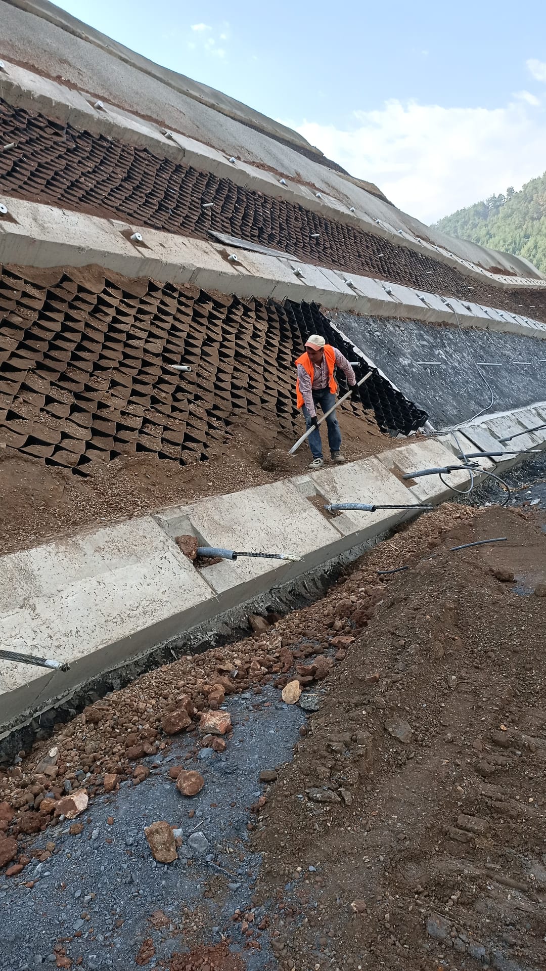 (Adana - Kozan) Ayr. Mansurlu 6. bl.hd yolu km:44+052,695 arası toprak işleri, sanat yapıları, köprü ve üst yapı yapım ve onarım inşaat işi