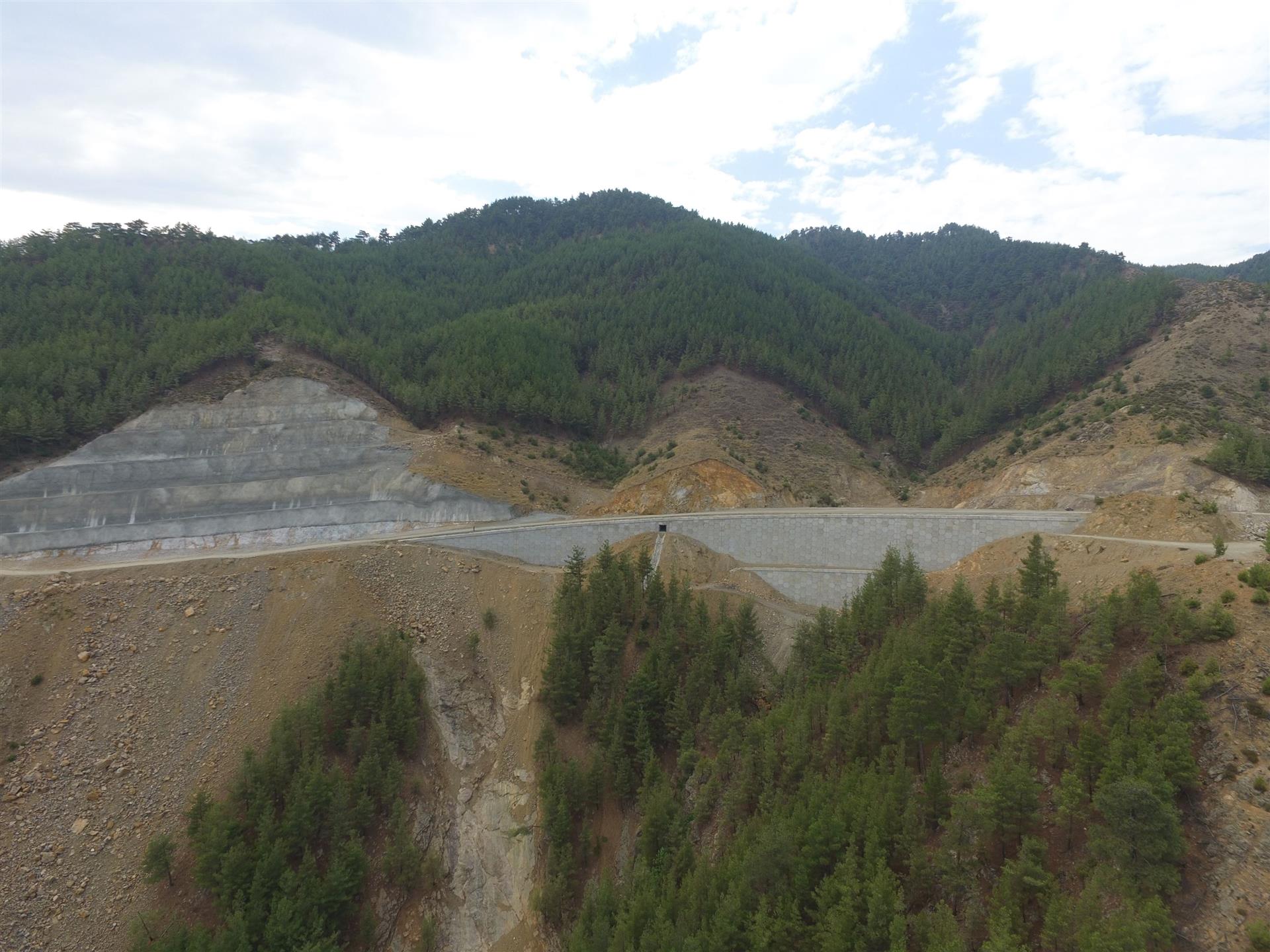 (Adana - Kozan) Ayr. Mansurlu yolu km:37+500-39+350 arasında meydana gelen heyelanların ıslahı ve km:37+400 - 40+950 arası toprak işleri, sanat yapıları ve üstyapı işleri yapım işi